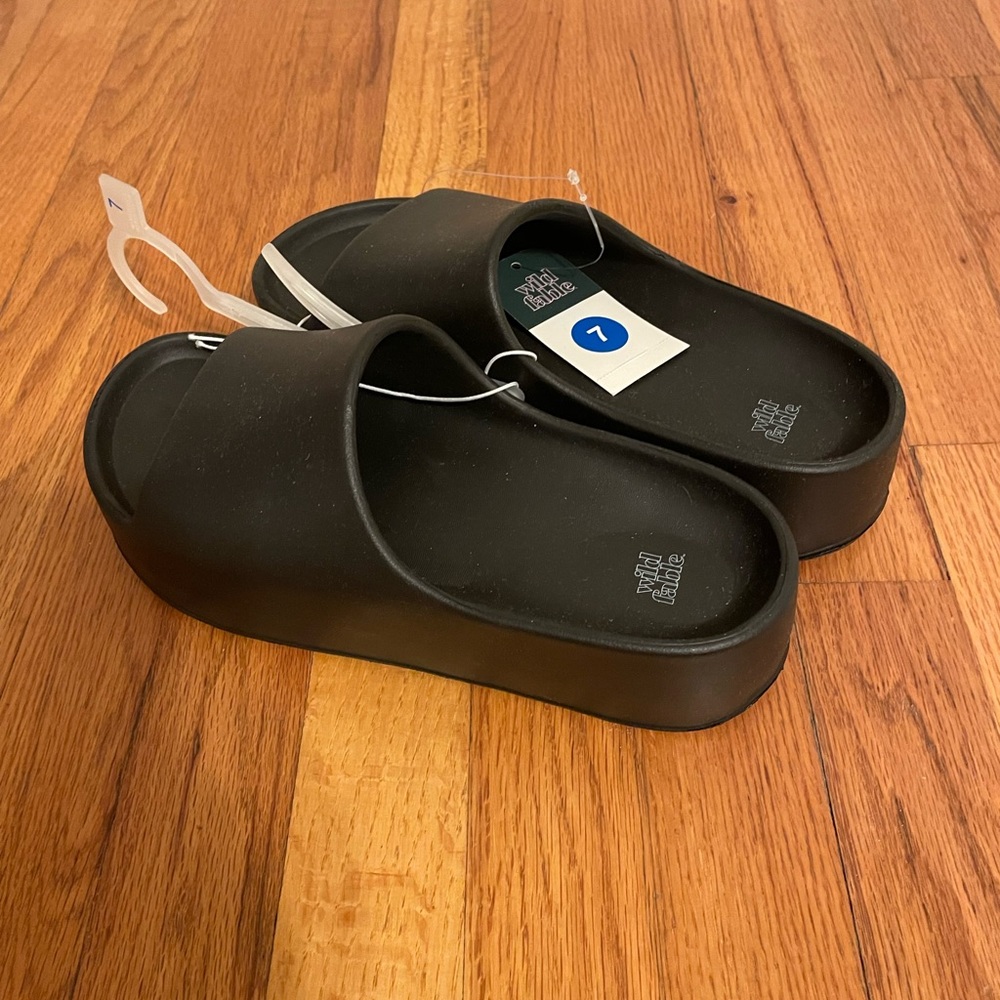 NWT Wild Fable black Izzy sandals size 7